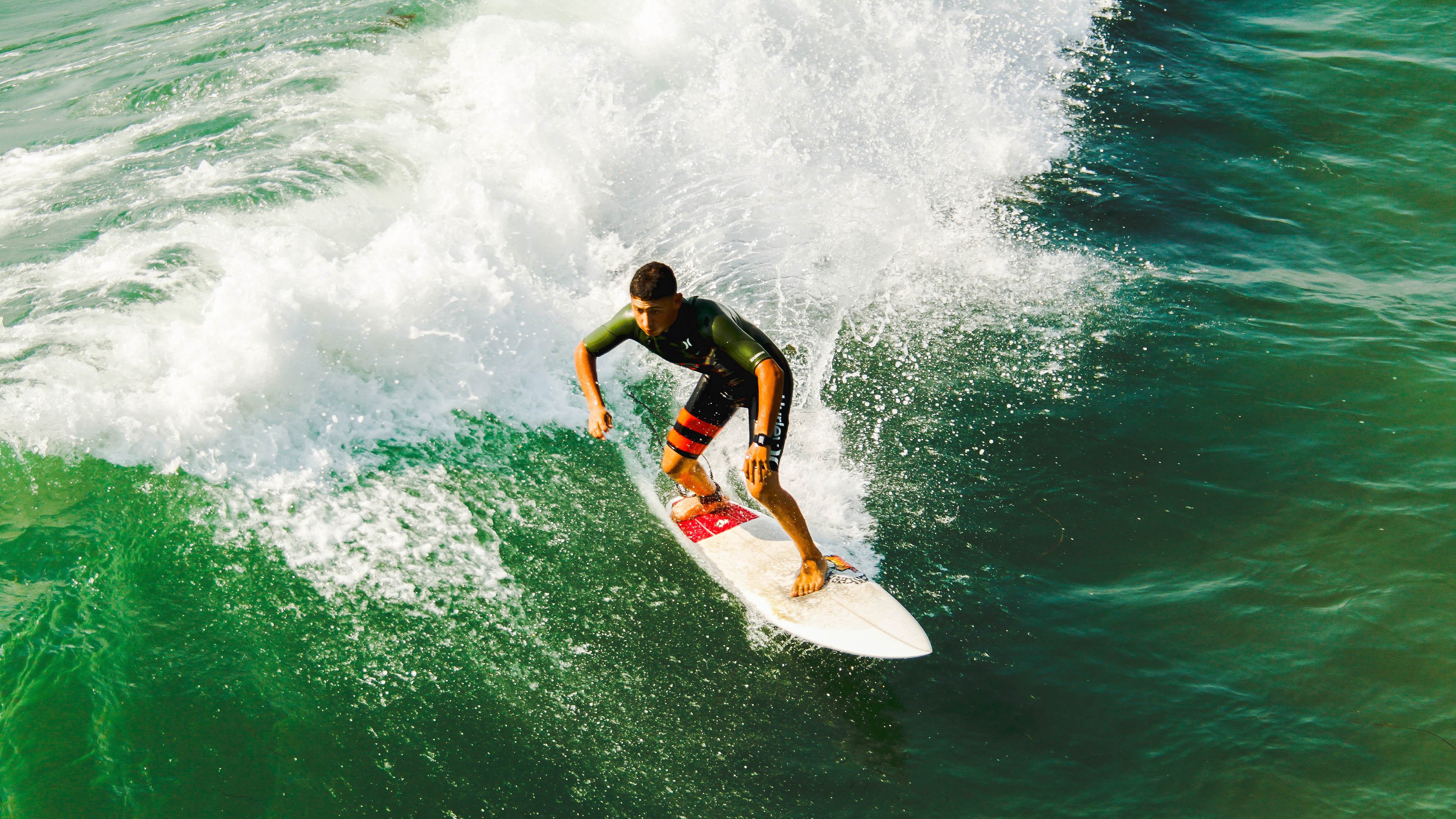 英超三强横扫！积分榜颠覆，争冠角逐更激烈！，英超总积分排名后三名的降级到什么联赛